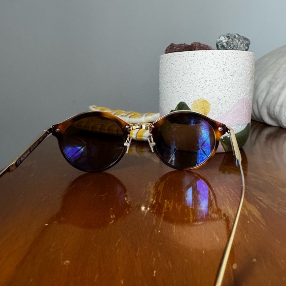 Sézane Tortoiseshell Round Sunglasses with Gold frame and soft case - Picture 3 of 4